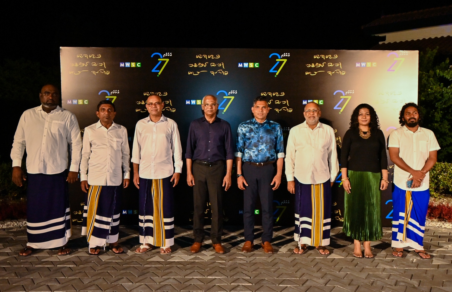 އެމްޑަބްލިއުއެސްސީގެ 27 ވަނަ އަހަރީ ދުވަހާ ގުޅިގެން ކްރޮސްރޯޑުގައި ބޭއްވި ހަފުލާ ނިންމަވާ ލެއްވުމަށްފަހު، ރައީސް އިބްރާހިމް މުހައްމަދު ސޯލިހު(މ) އެ ކުންފުނީގެ އިސް ވެރިންނާއެކު ފޮޓޯއަކަށް ހުއްޓިވަޑައިގެން-.. ފޮޓޯ: ރައީސް އޮފީސް