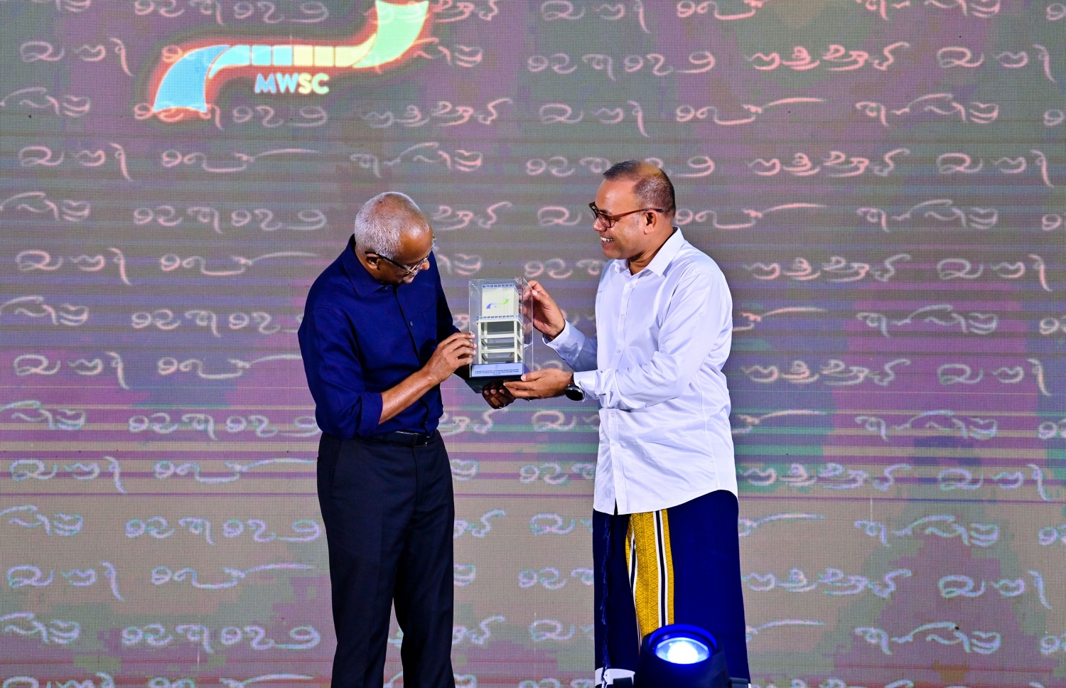 އެމްޑަބްލިއުއެސްސީގެ 27 ވަނަ އަހަރީ ދުވަހާ ގުޅިގެން ކްރޮސްރޯޑުގައި ބޭއްވި ހަފުލާގައި، ރައީސް އިބްރާހިމް މުހައްމަދު ސޯލިހު(ވ) "ޗެއާމަން އެވޯޑް ފޯ އެކްސެލެންސީ"ގެ އެވޯޑް ދެއްވަނީ-.. ފޮޓޯ: ރައީސް އޮފީސް