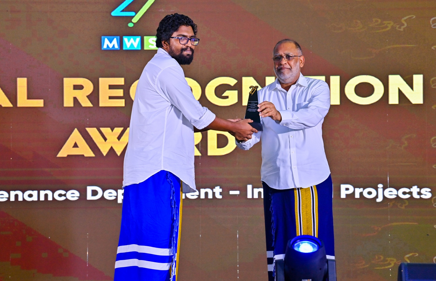 އެމްޑަބްލިއުއެސްސީގެ 27 ވަނަ އަހަރީ ދުވަހާ ގުޅިގެން ކްރޮސްރޯޑުގައި ބޭއްވި ހަފުލާގައި، އެ ކުންފުނީގެ މުވައްޒަފަކަށް "ޔުނީކް ޕާފޯމާސް އެވޯޑް" ދެނީ-.. ފޮޓޯ: ރައީސް އޮފީސް