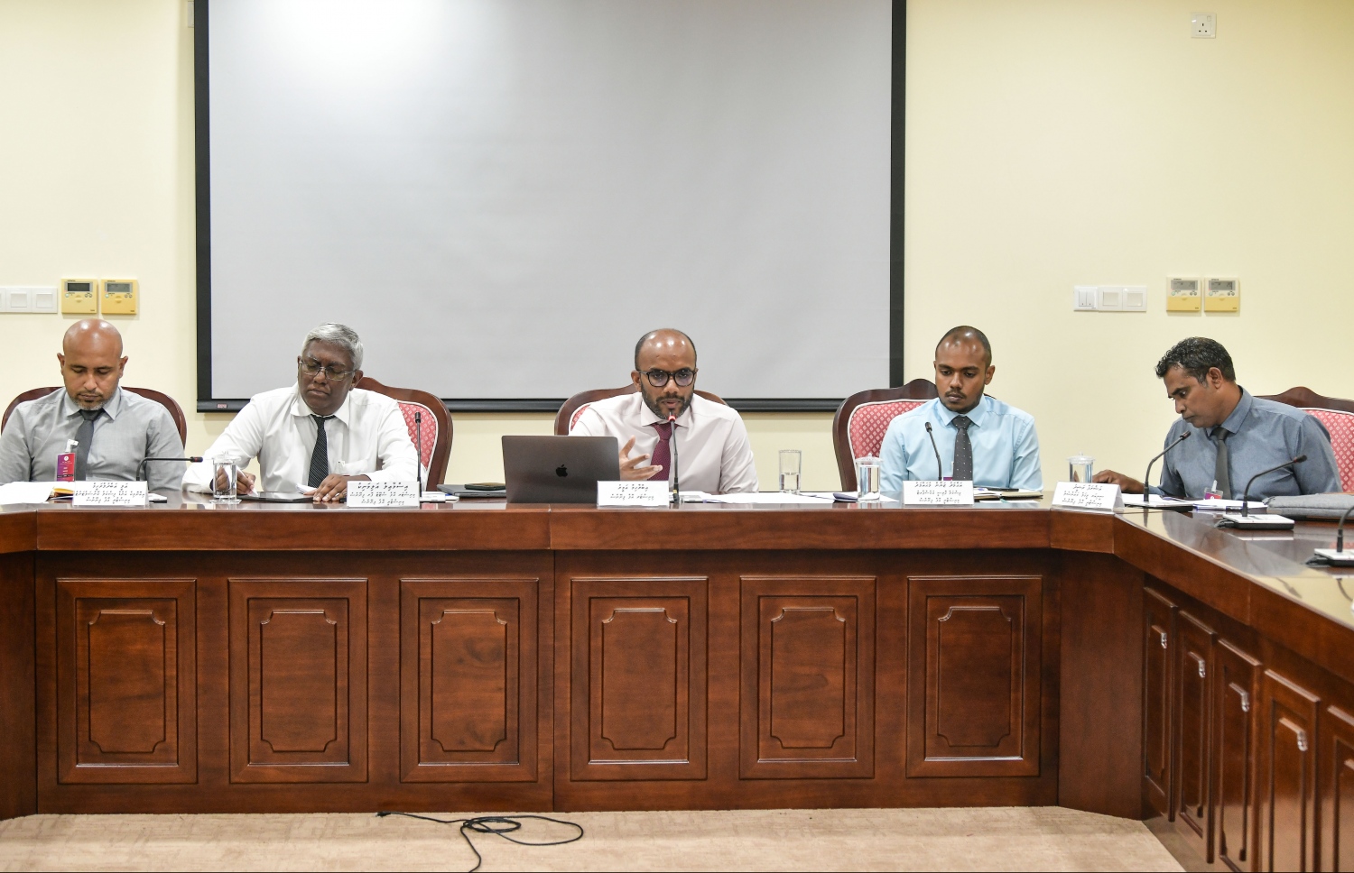 މަޖިލީސް ކޮމިޓީއެއްގައި ފިނޭންސް މިނިސްޓަރު އިބްރާހިމް އަމީރު، މެންބަރުންގެ ސުވާލުތަކަށް ޖަވާބުދެއްވަނީ. އެސްޑީއެފް ފަންޑުގެ ބޮޑު ބައެއް މިހާރު ހުރީ ދިވެހި ރުފިޔާއިން-- ފޮޓޯ: މިހާރު