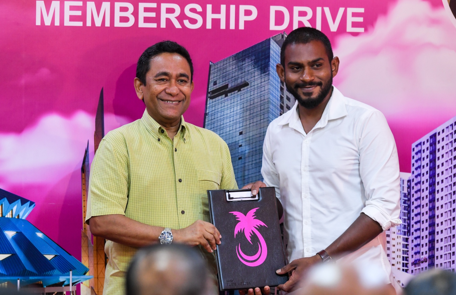 ޕީޕީއެމްގެ ރޭގެ ޖަލްސާގައި އެ ޕާޓީއާ ގުޅުނު މީހެއްގެ ފޯމާ ރައީސް ޔާމީން ހަވާލުވެވަޑައިގަންނަވަނީ.---ފޮޓޯ: ފަޔާޒު މޫސާ| މިހާރު