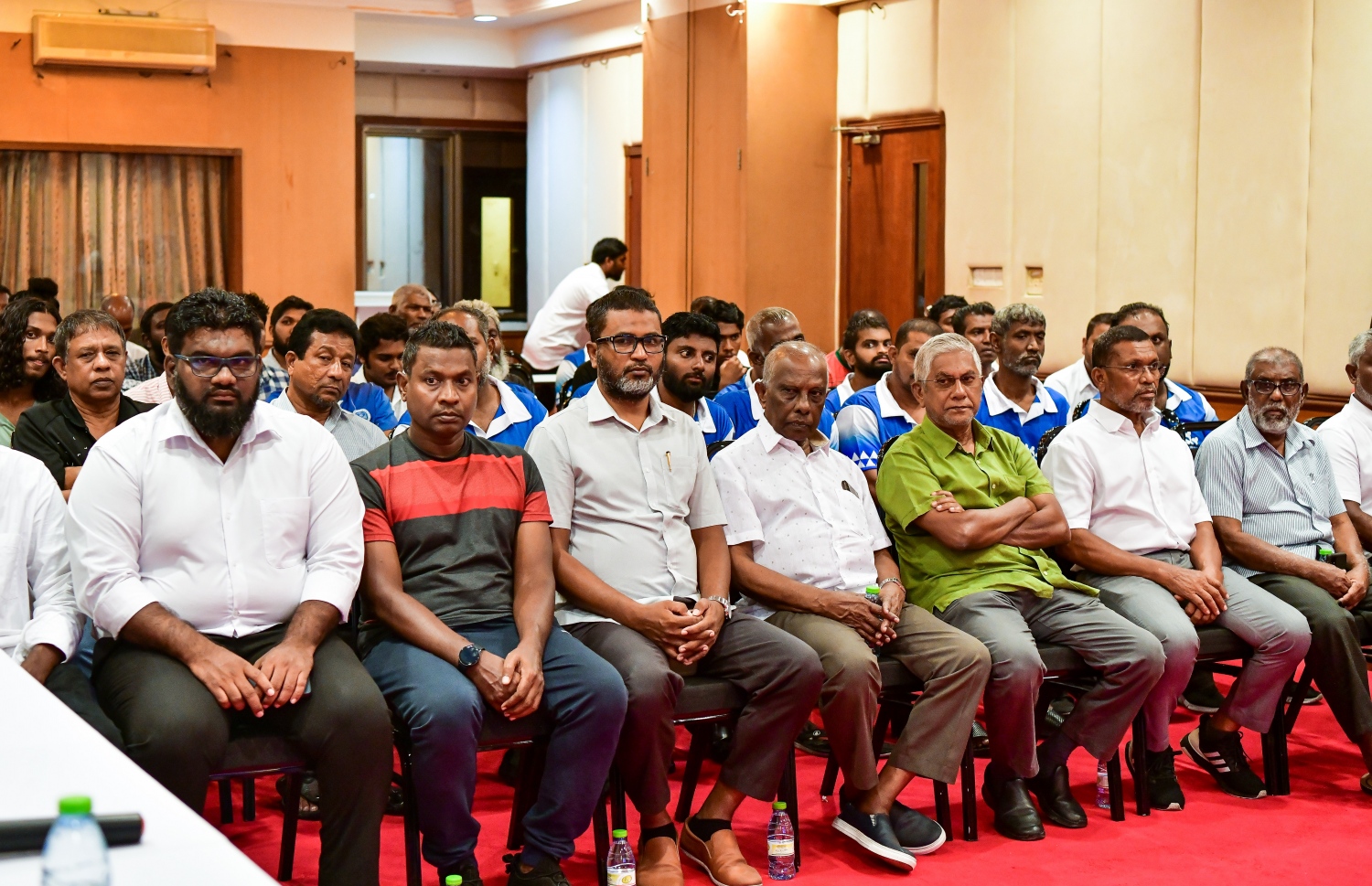 ނިއުގެ ކުރީގެ ހިންގުންތެރިން އެކްލަބުގެ އިންތިހާބީ ޖަލްސާގެ އެންމެ ކުރީ ސަފުގައި. --- ފޮޓޯ: ފަޔާޒު މޫސާ | މިހާރު