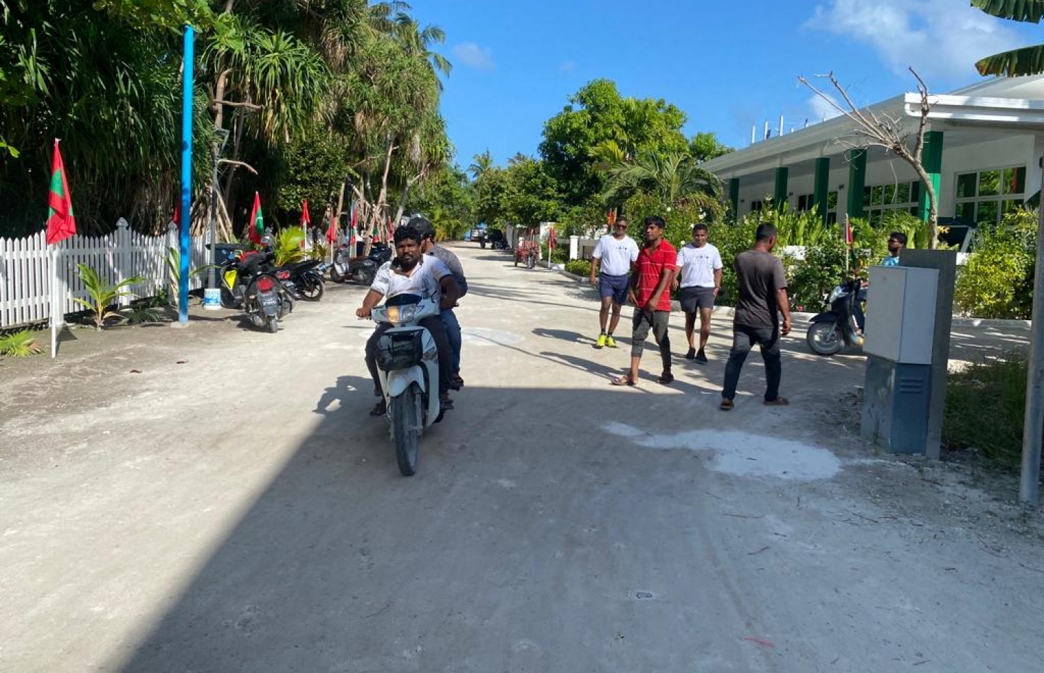 އުކުޅަސް: މި ރަށުގެ މީހުންނަކީ މެހްމާންދާރީގައި ނަމޫނާ ބައެއް. -- ފޮޓޯ | މިހާރު