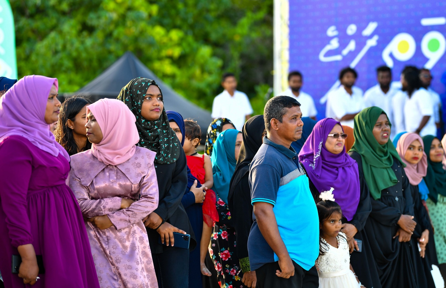 އުކުޅަސް ބަޔަކު ކުޅިވަރުތައް ބަލާލަނީ: މި ރަށުގައި ދެ ދުވަހަށް ލާމަރުކަޒީ ކޮންފަރެންސް ކުރިއަށްދާނެ. -- ފޮޓޯ | ރައީސް އޮފީސް