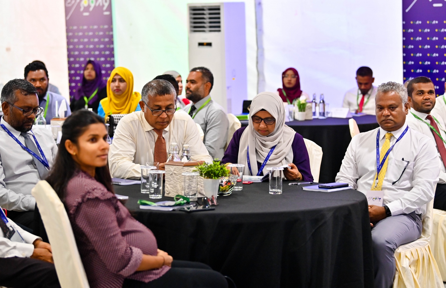 ކޮންފަރެންސްގައި ވަޒީރުންނާއި މަޖިލީހުގެ ލާމަރުކަޒީ ކޮމިޓީގެ މުގައްރިރު އަލީ ނިޔާޒް ބައިވެރިވެވަޑައިގަންނަވަނީ. -- ފޮޓޯ | ރައީސް އޮފީސް