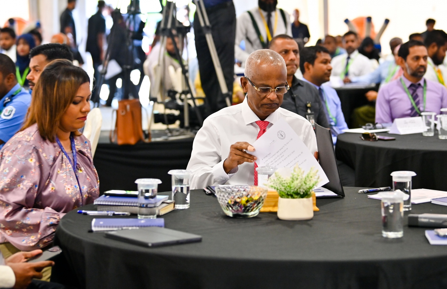 ވިއަވަތި ކޮންފަރެންސްގައި ރައީސް އާއި އެލްޖީއޭގެ ސީއީއޯ އަފްޝަން ބައިވެރިވެވަޑައިގަންނަވަނީ. -- ފޮޓޯ | ރައީސް އޮފީސް