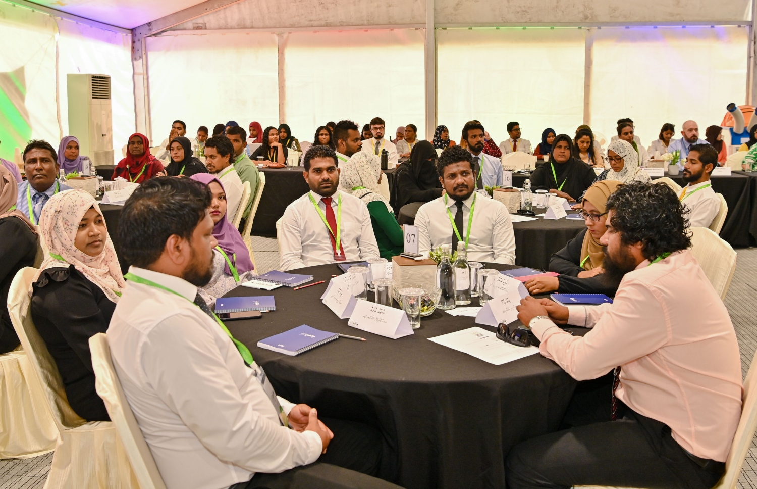 ވިޔަވަތި ކޮންފަރެންސްގައި ކައުންސިލަރުން ބައިވެރިވެވަޑައިގަންނަވަނީ: މި ކޮންފަރެންސްގައި ކައުންސިލަރުންނާއި އަންހެނުންގެ ކޮމިޓީތަކުން 174 ބޭފުޅުން ބައިވެރިވެވަޑައިގަތް. -- ފޮޓޯ | ރައީސް އޮފީސް