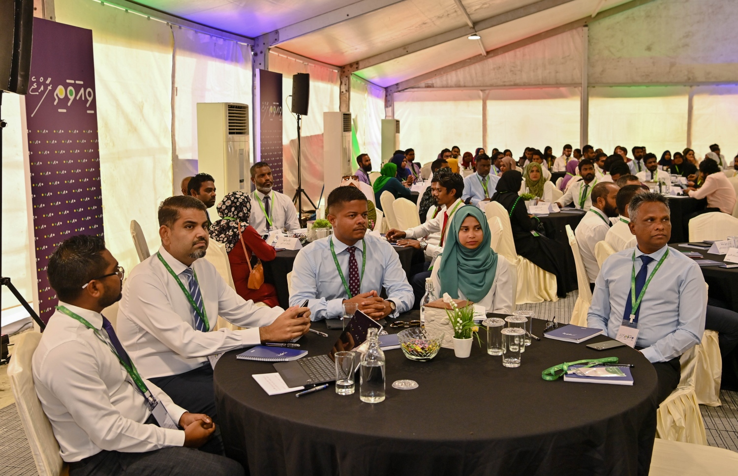 ވިޔަވަތި ކޮންފަރެންސްގައި ރައީސް އޮފީހުގެ އިސްބޭފުޅުން ބައިވެރިވެވަޑައިގަންނަވަނީ. -- ފޮޓޯ | ރައީސް އޮފީސް