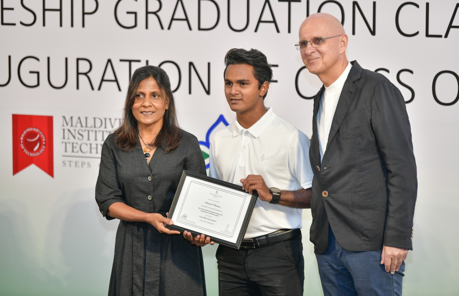 އެޕްރެންޓިސްޝިޕް ޕްރޮގްރާމުން ގްރެޖުއޭޓްވީ ބައެއް ދަރިވަރަކާ، ފަސްޓް ލޭޑީ ފަޒްނާ މިއަދު ސެޓްފިކެޓް ހަވާލު ކޮށްދެއްވަނީ.---ފޮޓޯ:ނިޝާން އަލީ/މިހާރު