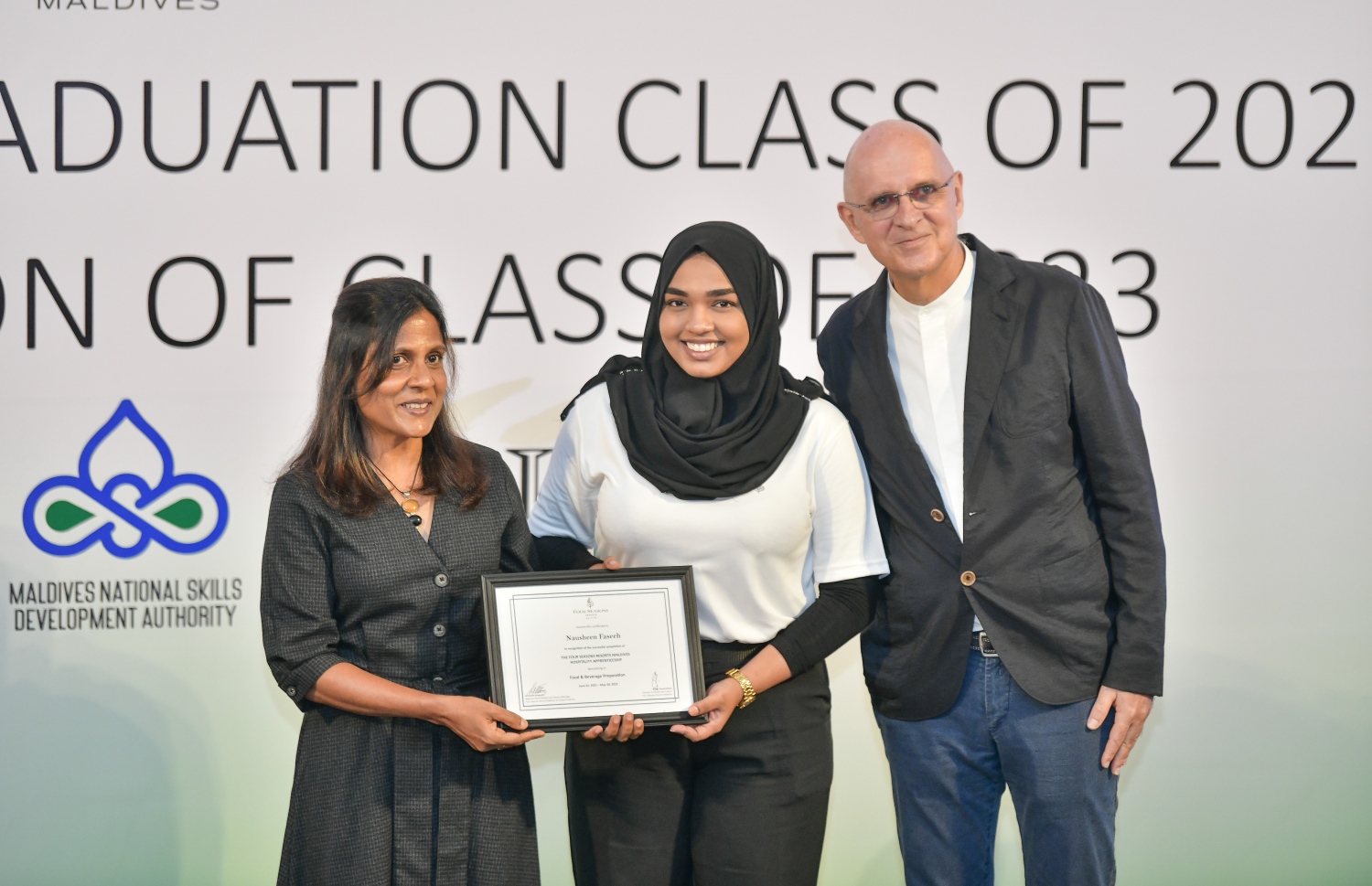 އެޕްރެންޓިސްޝިޕް ޕްރޮގްރާމުން ގްރެޖުއޭޓްވީ ބައެއް ދަރިވަރަކާ، ފަސްޓް ލޭޑީ ފަޒްނާ މިއަދު ސެޓްފިކެޓް ހަވާލު ކޮށްދެއްވަނީ.---ފޮޓޯ:ނިޝާން އަލީ/މިހާރު