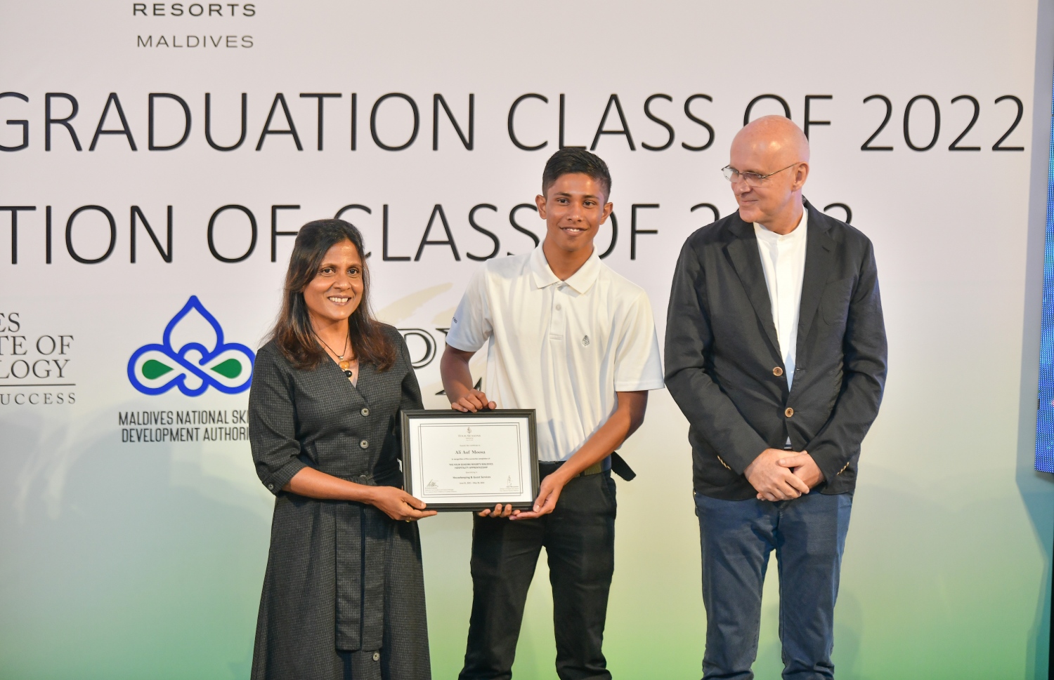 ފޯ ސީޒަންސް އެޕްރެންޓިސް ޕްރޮގްރާމުގެ ބައިވެރިއަކަށް، ފަސްޓް ލޭޑީ ފަޒްނާ ހަނދާނީ ލިއުން ދެއްވަނީ. އަރިހުގައި  ފޯ ސީޒަންސްގެ ސަރަހައްދީ ނައިބް ރައީސް އާމަންޑޯ---ފޮޓޯ: ނިޝާން އަލީ / މިހާރު