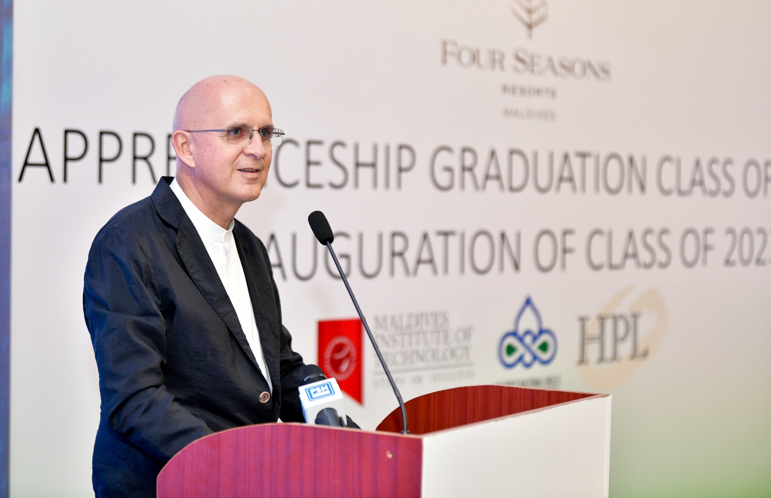 ފޯ ސީޒަންގެ ރީޖަނަލް ވައިސް ޕްރެޒިޑެންޓް އަރުމަންޑޯ ކްރޭންޒްލިން ވާހަކަ ދައްކަވަނީ: އަންނަ އަހަރުގެ ޕްރޮގްރާމުގައި 65 ކުދިން ވަނީ ބައިވެރިވެފައި--ފޮޓޯ:ނިޝާން އަލީ/މިހާރު