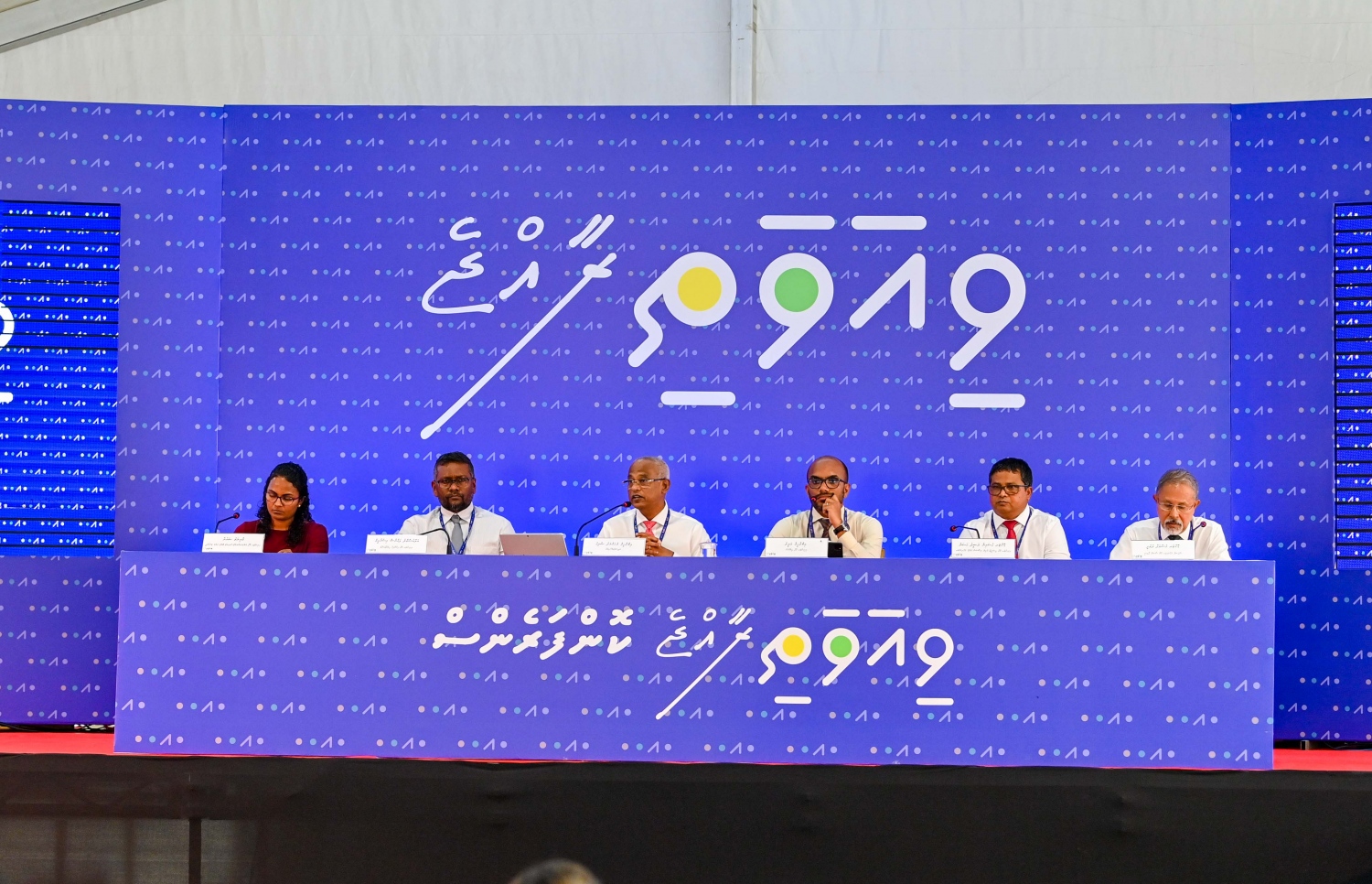 ވިޔަވަތި ކޮންފަރެންސްގައި ކައުންސިލަރުންގެ ކަންބޮޑުވުންތައް ރައީސާއި ވަޒީރުން އައްސަވައި ޖަވާބު ދެއްވަނީ. -- ފޮޓޯ | މިހާރު