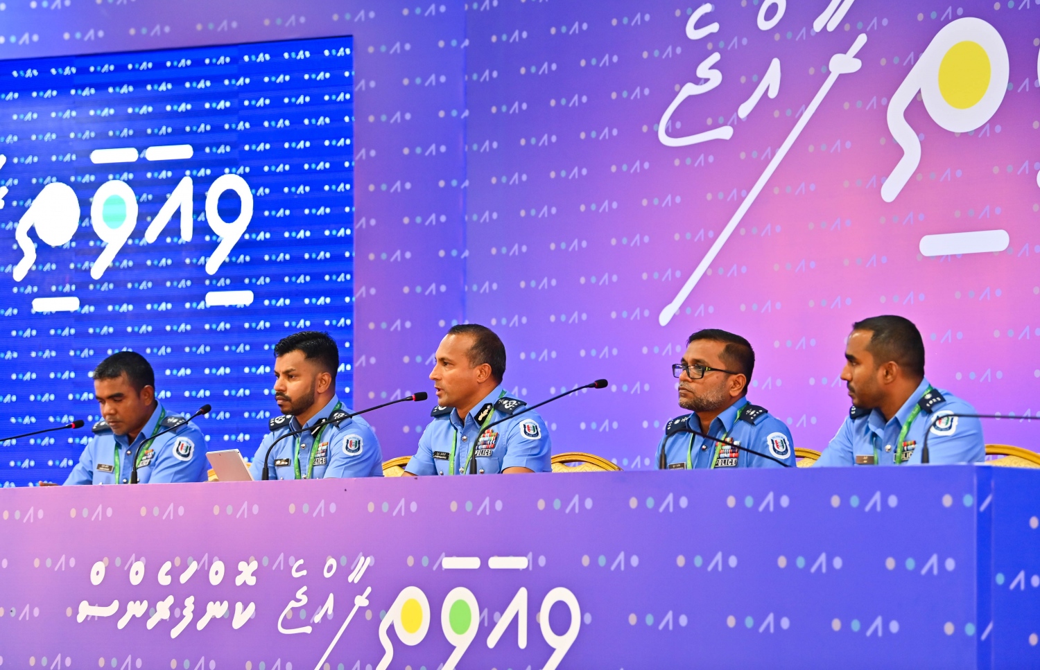 ފުލުހުން އިއްޔެ ޕްރެޒެންޓޭޝަން ހުށަހަޅުއްވައި ދެއްވަނީ. -- ފޮޓޯ | ރައީސް އޮފީސް