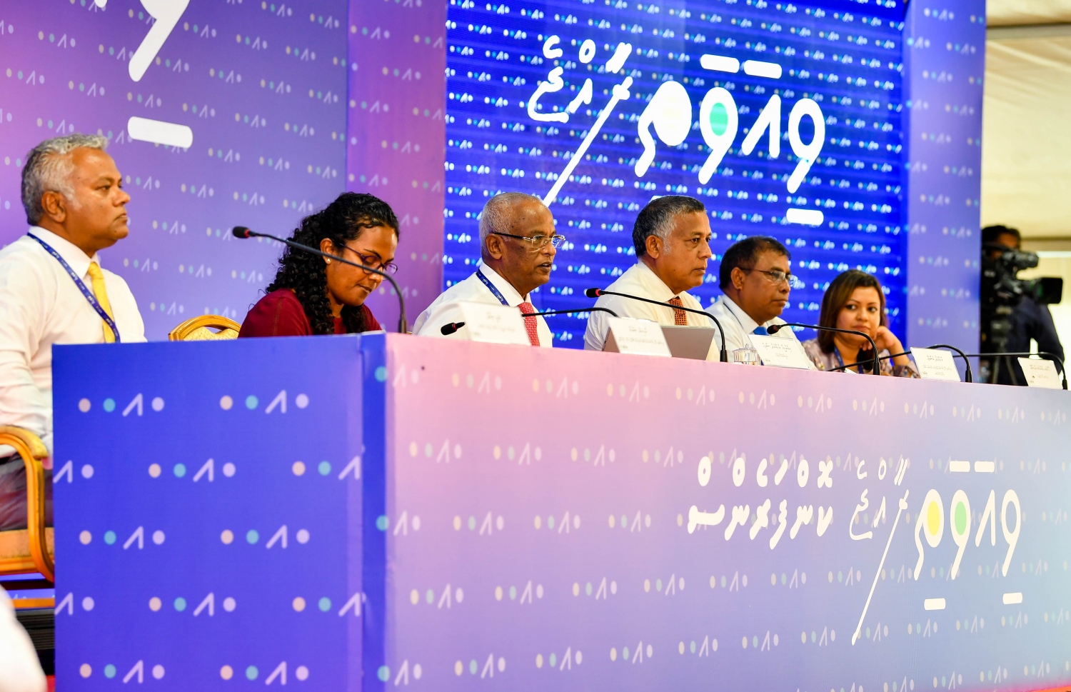 ވިއަވަތި ކޮންފަރެންސްގެ ރިޔާސަތު ރައީސް ބަލަހައްޓަވާ އިރު، ވަޒީރުން އަރިހުގައި. -- ފޮޓޯ | ރައީސް އޮފީސް