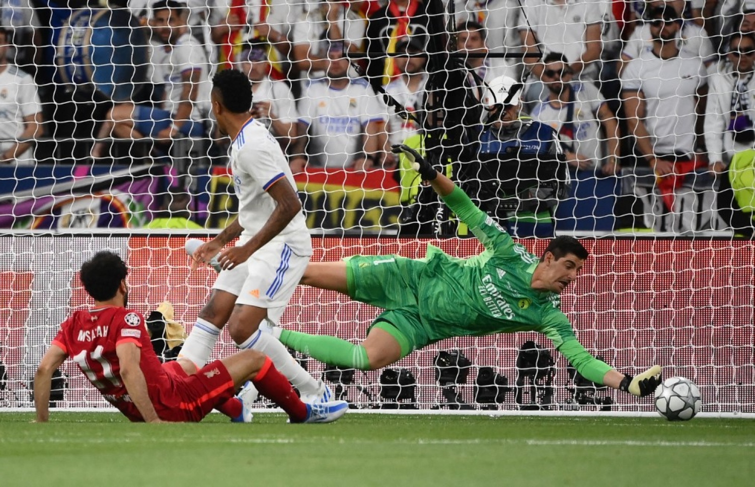 ލިވަޕޫލުން ފޮނުވާލި ހަމަލާއެއް ކޯޓްއާ ދިފާއު ކުރަނީ: ފުޓްބޯޅައިގެ އެނަލިސްޓުން ފާހަގަކުރި ގޮތުގައި ޗެމްޕިއަންސް ލީގު ފައިނަލެއްގައި ކީޕަރަކު ދެއްކި އެންމެ މޮޅު ކުޅުން ކޯޓްއާ މިރޭ ވަނީ ދައްކާފަ --- ފޮޓޯ: އޭއެފްޕީ