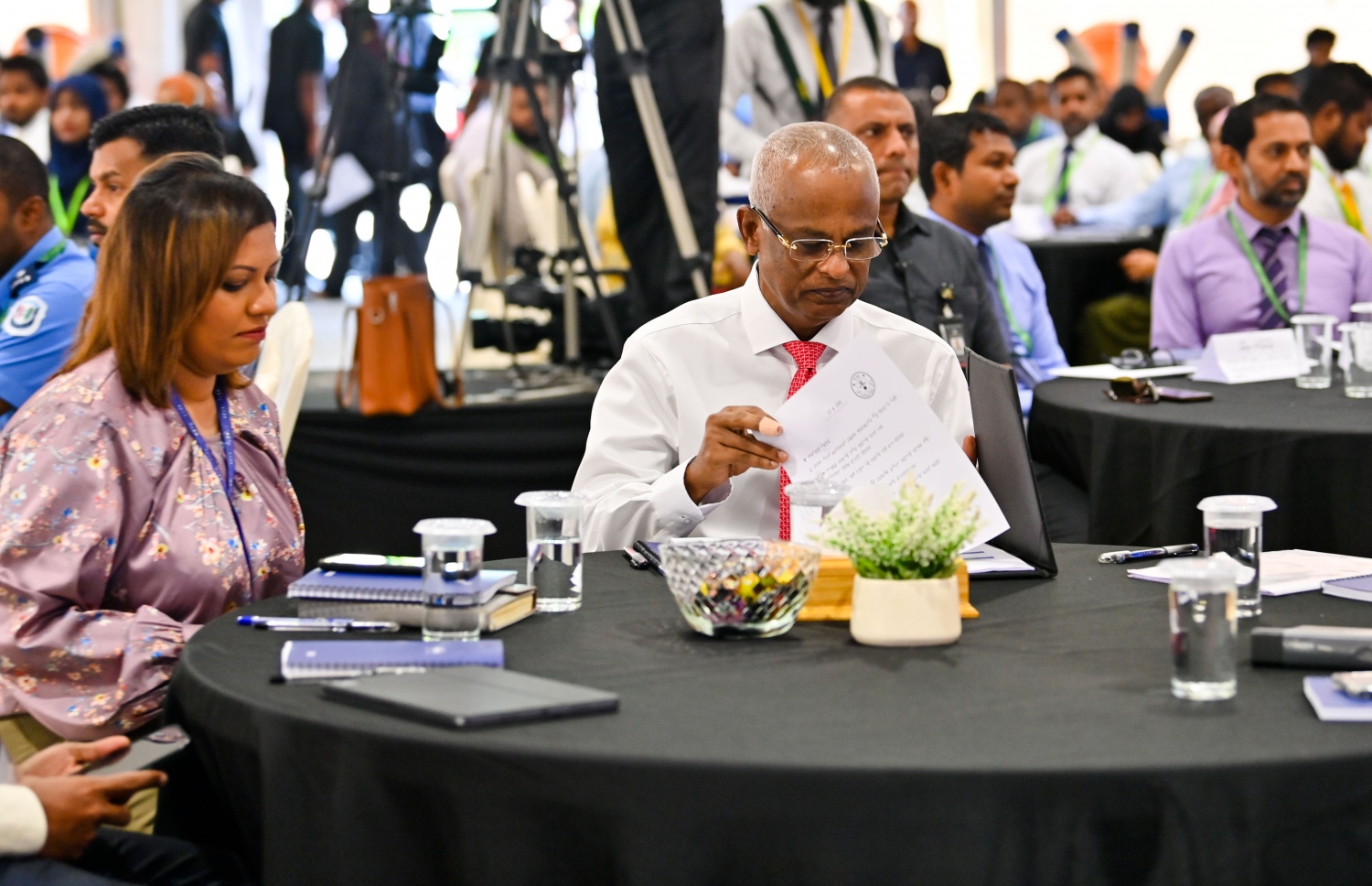 ވިއަވަތި ކޮންފަރެންސްގައި ރައީސް އިބްރާހިމް މުހައްމަދު ސޯލިހު އަދި އެލްޖީއޭގެ ސީސއީއޯ އަފްޝަން ލަތީފް ބައިވެރިވެ ވަޑައިގަންނަވަނީ. -- ފޮޓޯ | ރައީސް އޮފީސް