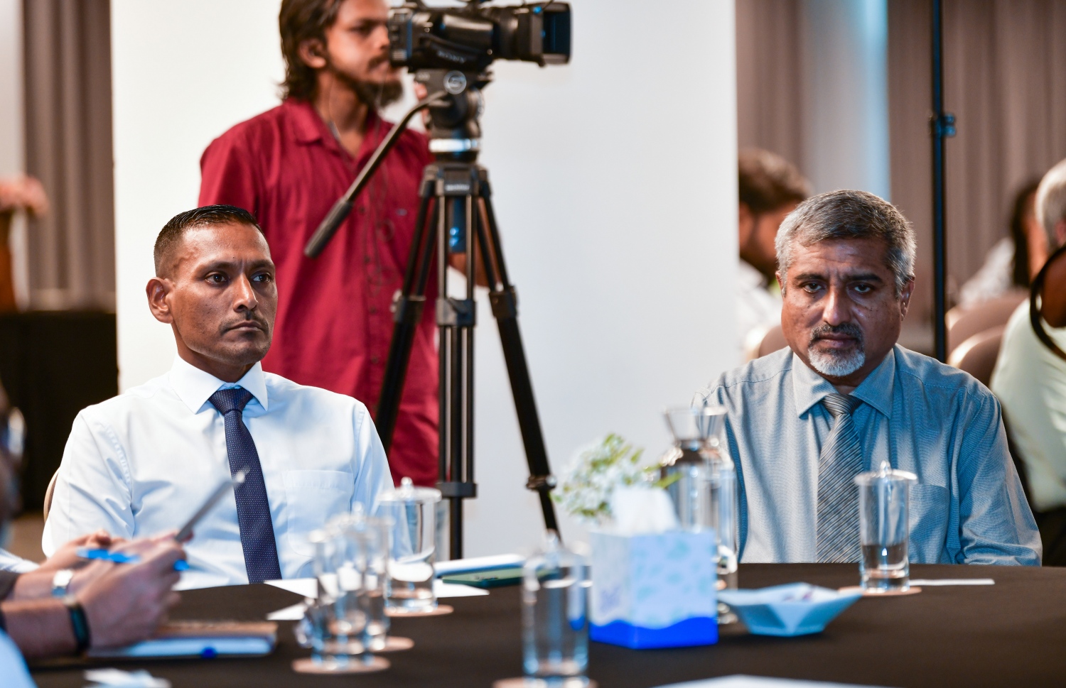 މިއަދުގެ ރަސްމިއްޔާތުގައި ޕީޖީ ޝަމީމް (ވ) އާއި ކުރީގެ ޕީޖީ މުއިއްޒު.---ފޮޓޯ: ފަޔާޒު މޫސާ| މިހާރު