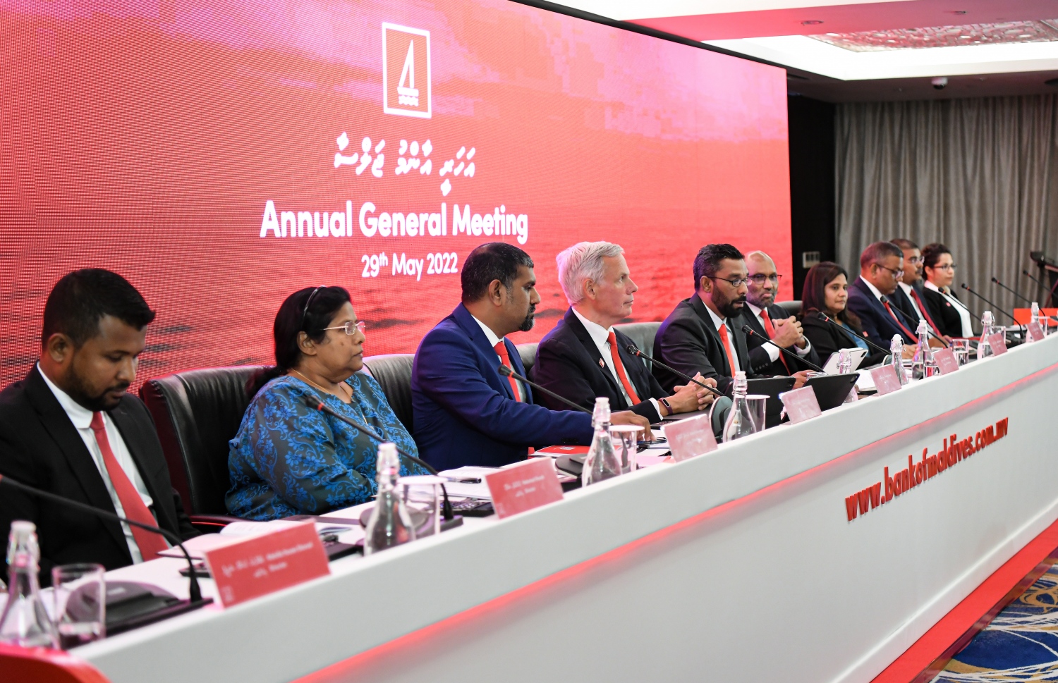 މި އަހަރުގެ މޭ މަހު ބޭއްވި ބީއެމްއެލްގެ ބޯޑުގެ އަހަރީ ބައްދަލުވުމުގައި އައިސްތު ބައިވެރިވެވަޑައިގަންނަވަނީ: އެ ބޭންކުގެ ގިނަ ކަންކަން ނިންމުމުގައި އޭނާގެ ދައުރު ވަރަށް ބޮޑު.---ފޮޓޯ: ނިޝާން އަލީ|މިހާރު