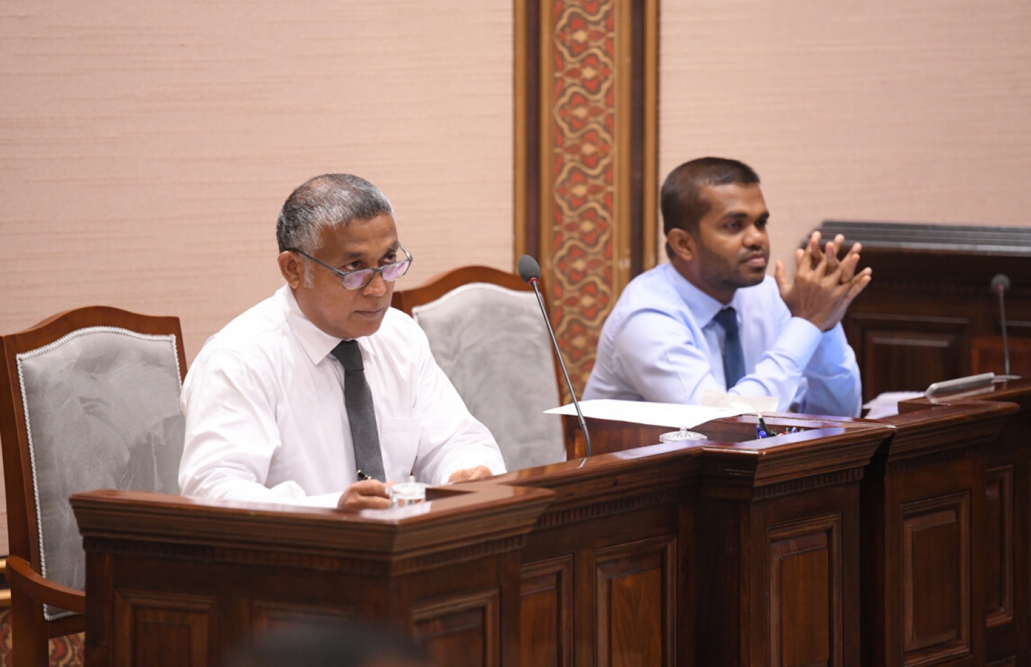 މަޖިލިސް ޖަލްސާއެއްގައި ހައުސިން މިނިސްޓަރު މުހައްމަދު އަސްލަމް