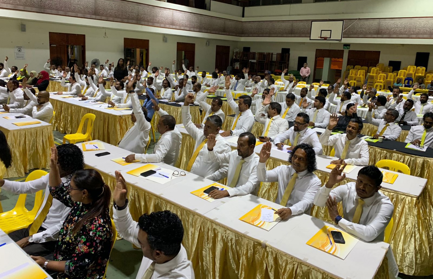 އެމްޑީޕީގެ ގައުމީ މަޖިލީހަށް ހުށަހެޅި ގަރާރެއް ފާސްކުރަން މެމްބަރުން ވޯޓު ދެއްވަނީ. -- ފޮޓޯ | އެމްޑީޕީ