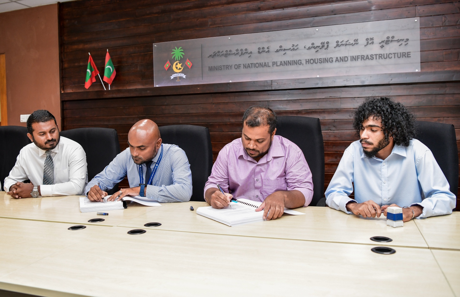 ގަމުގައި އަޅައި 100 ފްލެޓް އަޅަން އެސްޖޭ ކޮންސްޓްރަކްޝަންއާ ހަވާލުކޮށް އެއްބަސްވުމުގައި ސޮއިކުރައްވަނީ-- ފޮޓޯ: ފަޔާޒު މޫސާ/ މިހާރު