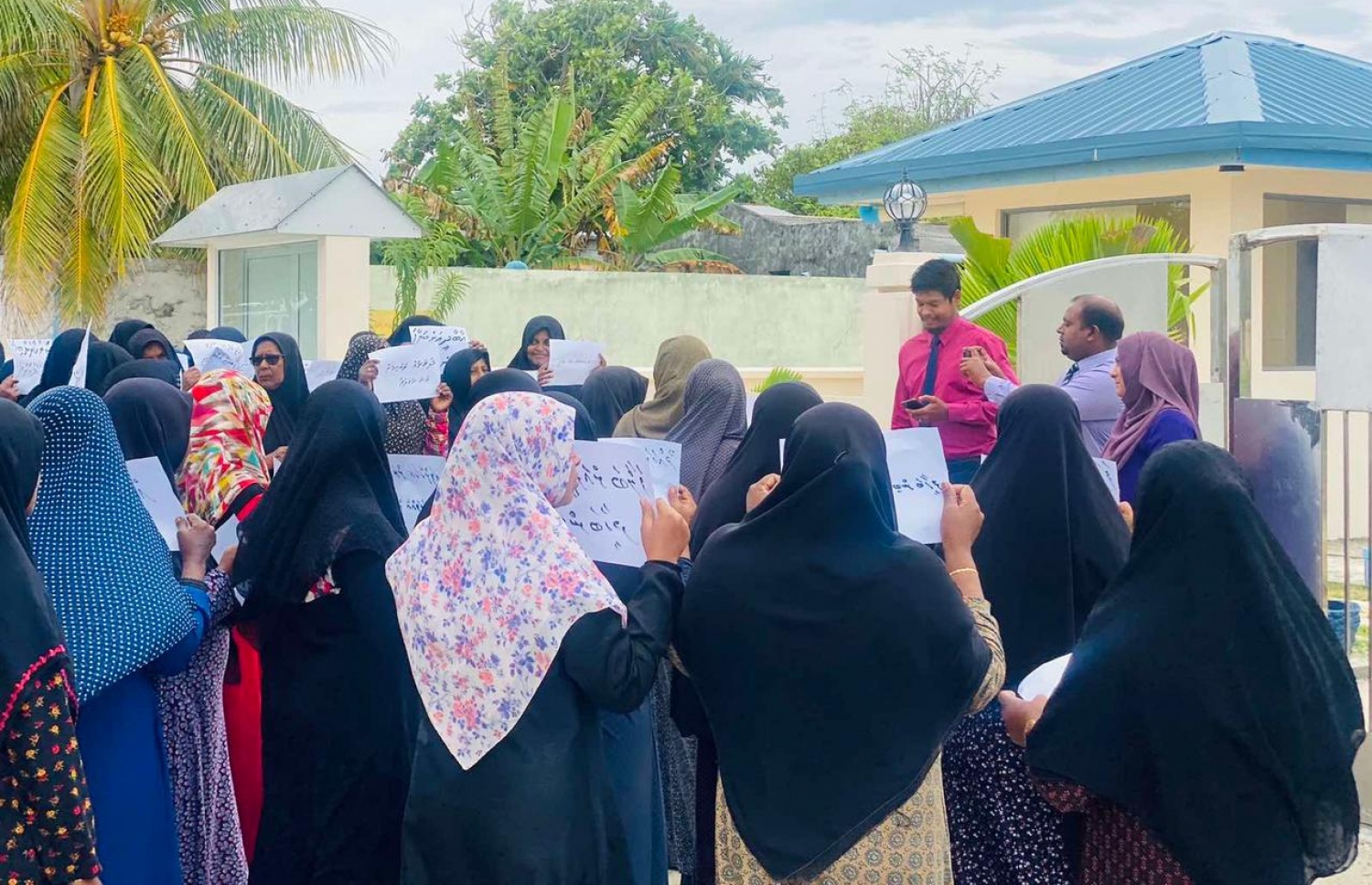 އިސްދޫ ކައުންސިލް އިދާރާ ކުރިމައްޗަށް އެ ރަށުގެ އަންހެނުންތަކެއް އެއްވެ މިއަދު އަޑު އުފުލަނީ --