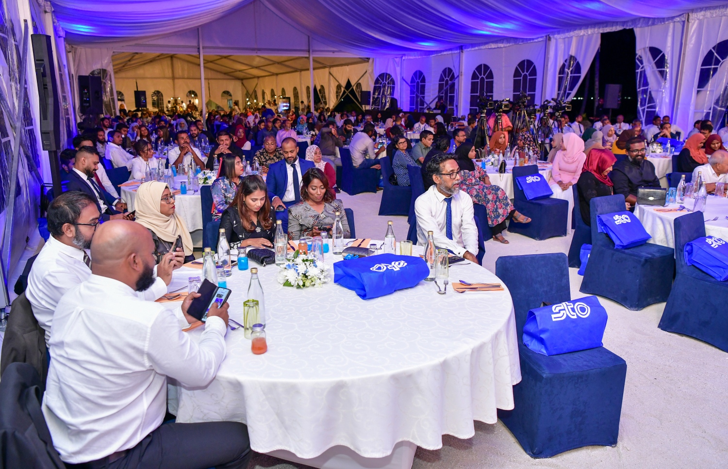 އެސްޓީއޯގެ އަހަރީ އާންމު ޖަލްސާގައި ބައިވެރިވި ބައެއް ހިއްސާދާރުން--ފޮޓޯ : ފަޔާޒް މޫސާ | މިހާރު