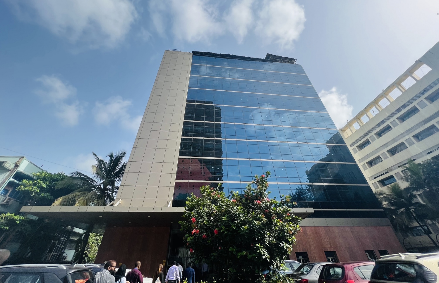 އިންޑިއާގެ މުމްބާއީގައި ހުންނަ، ތިލަމާލެ ބްރިޖު ހެދުމުގެ މަޝްރޫއު ހިންގާ ކުންފުނި އެފްކޮންސް އިންފްރާސްޓްރަކްޗާ ލިމިޑެޓްގެ މައި އޮފީސް އިމާރާތް -- ފޮޓޯ: މިހާރު