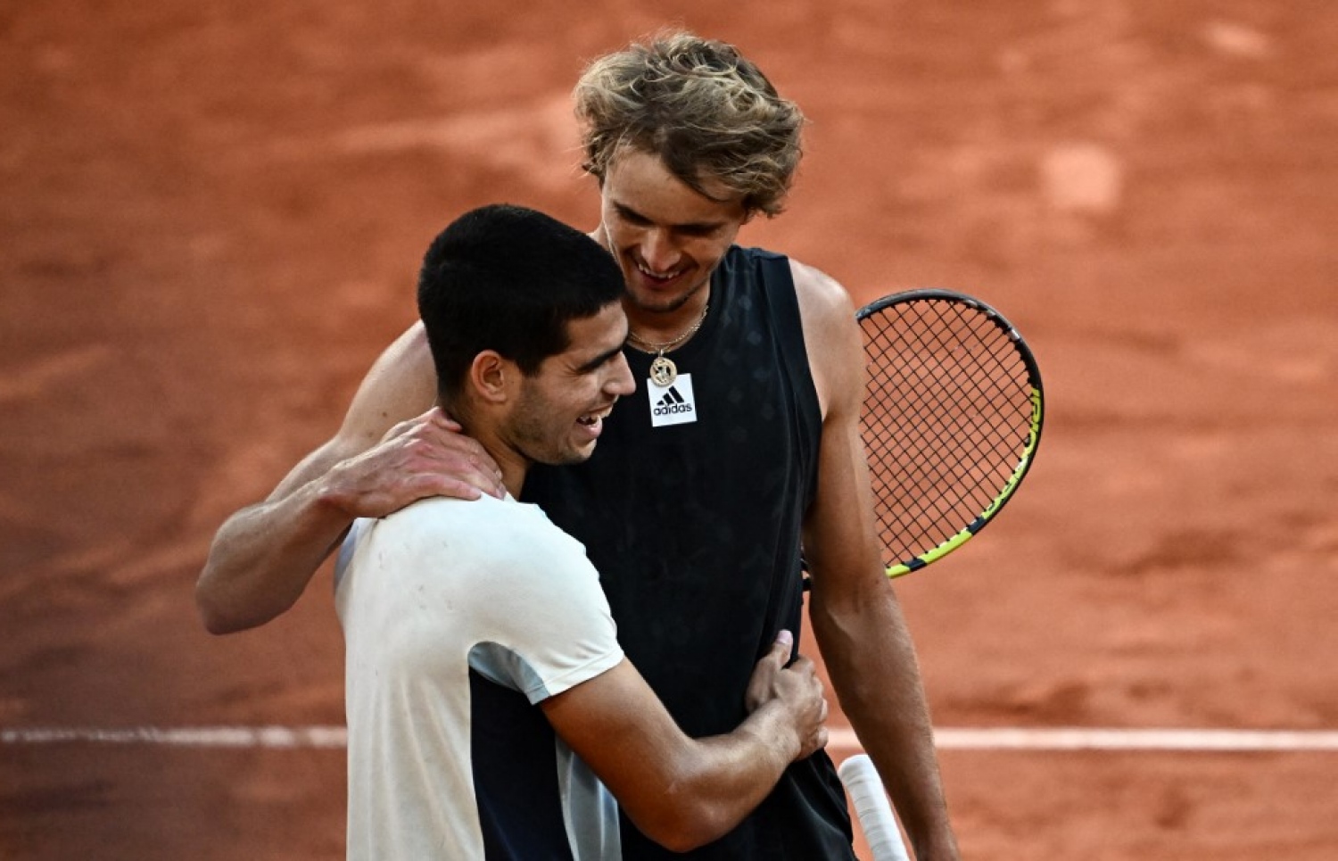 ކުއާޓާ ފައިނަލުގައި ޒްވެރޭވް (ކ) އަދި އަލްކަރާޒް (ވ) ކުޅުނު މެޗަށް ފަހު ދެ ކުޅުންތެރިން.-- ފޮޓޯ: އޭއެފްޕީ