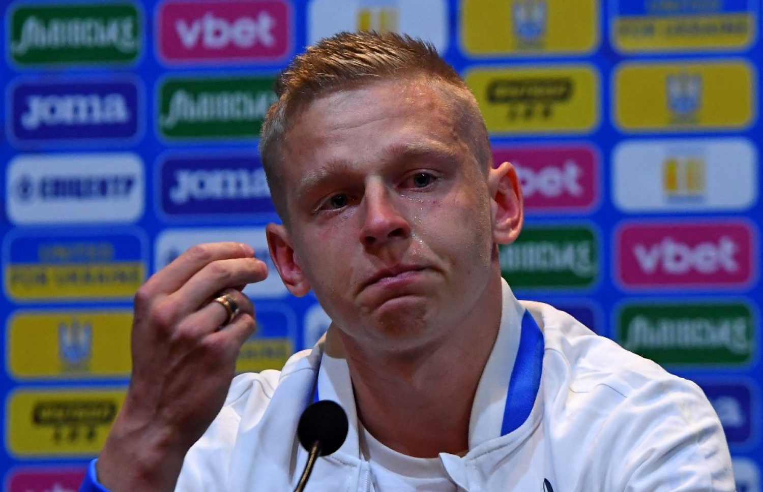 ފްލޭއޮފްގައި ސްކޮޓްލެންޑާ ދެކޮޅަށް ނުކުތުމުގެ ކުރިން ބޭއްވި ޕްރެސްގައި ޒިންޗެންކޯ ފެންކަޅިވެ އިނދެ ވާހަކަ ދައްކަނީ.-- ފޮޓޯ: އޭއެފްޕީ