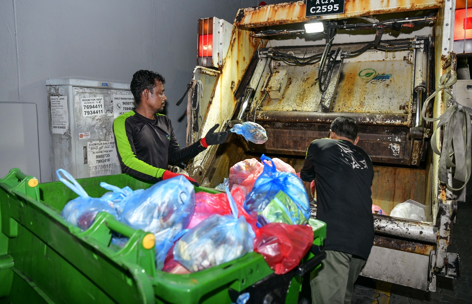 ވެމްކޯގެ މުވައްޒަފުން ކުނި އުކުމުގެ މަސައްކަތުގައި.---ފޮޓޯ: ނިޝާން އަލީ| މިހާރު