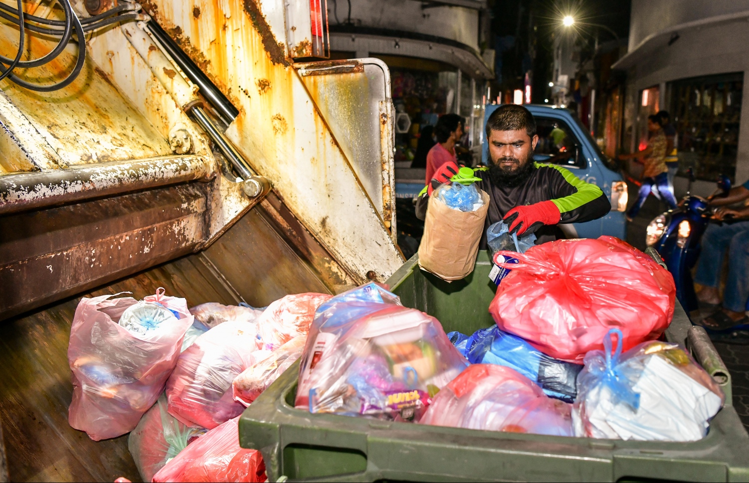 ވެމްކޯގެ މުވައްޒަފަކު ކުނި ގެންދިއުމުގައި ހަރަކާތްތެރިވަނީ. -- ފޮޓޯ | މިހާރު