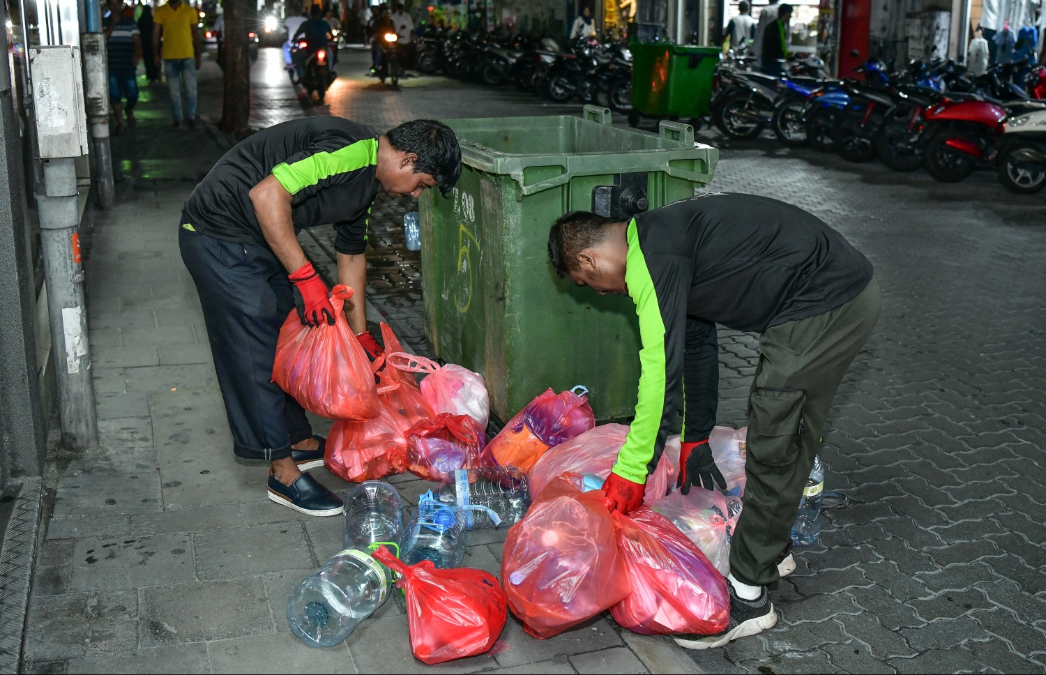 ވެމްކޯގެ މުވައްޒަފުން ކުނިތައް ވަކިކުރަނީ-- ފޮޓޯ: ނިޝާން އަލީ/ މިހާރު