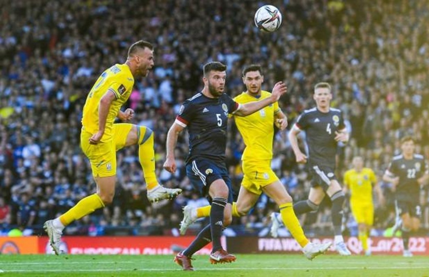 ޔަރްމޮލެންކޯ، ޔޫކްރޭނުގެ ފުރަތަމަ ލަނޑު ޖަހަނީ.--