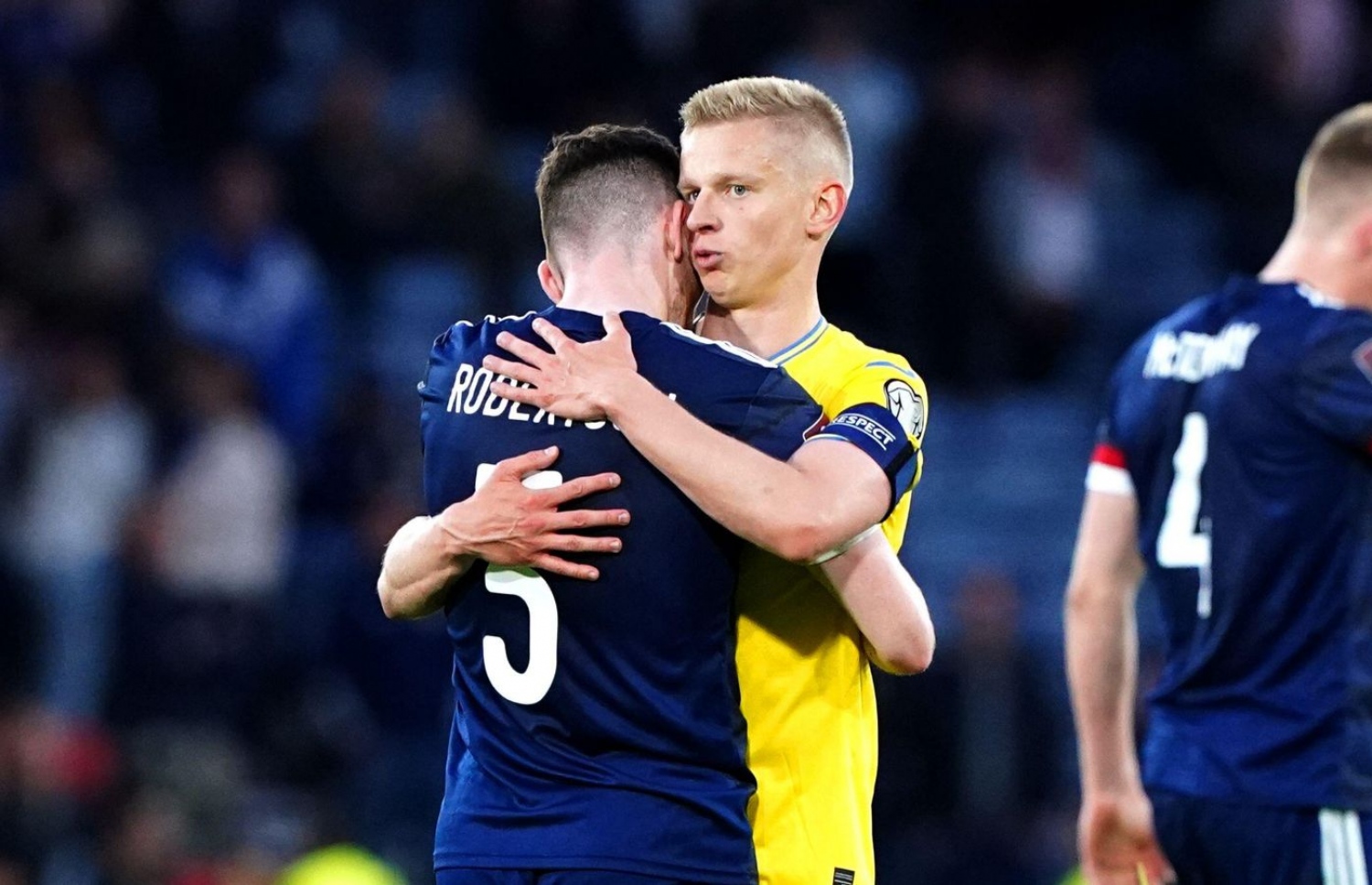 ޒިންޗެންކޯ މެޗަށް ފަހު ސްކޮތްލެންޑުގެ ރޮބާޓްސަން އާއެކު.--