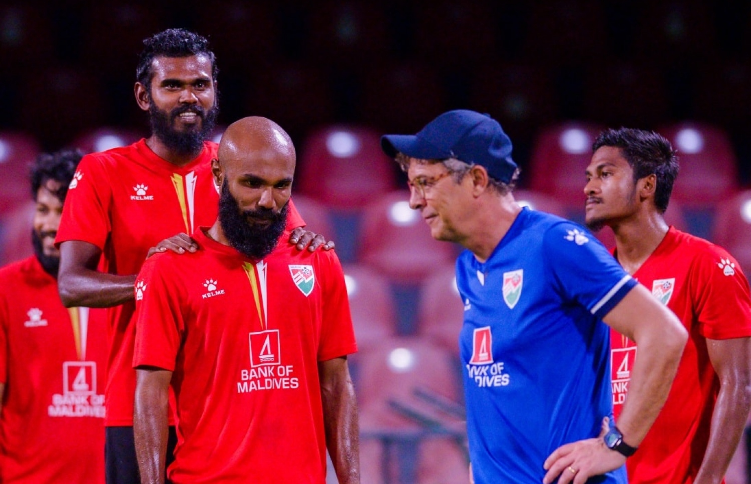 ގައުމީ ޓީމުގެ ޓްރޭނިންގައި ކޯޗާ އެކު މުހައްމަދު ސާއިފް-- ފޮޓޯ | އެފްއޭއެމް