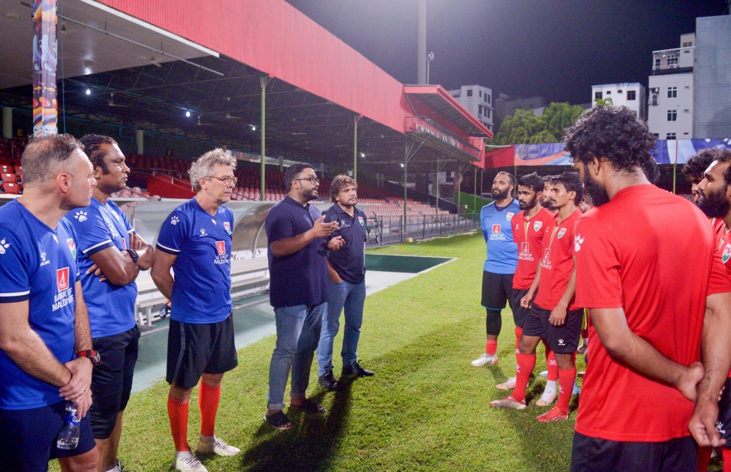 އެފްއޭއެމްގެ ރައީސް ބައްސާމް އަދީލް ޖަލީލް ގައުމީ ޓީމާ ބައްދަލު ކުރަނީ --- ފޮޓޯ: އެފްއޭއެމް