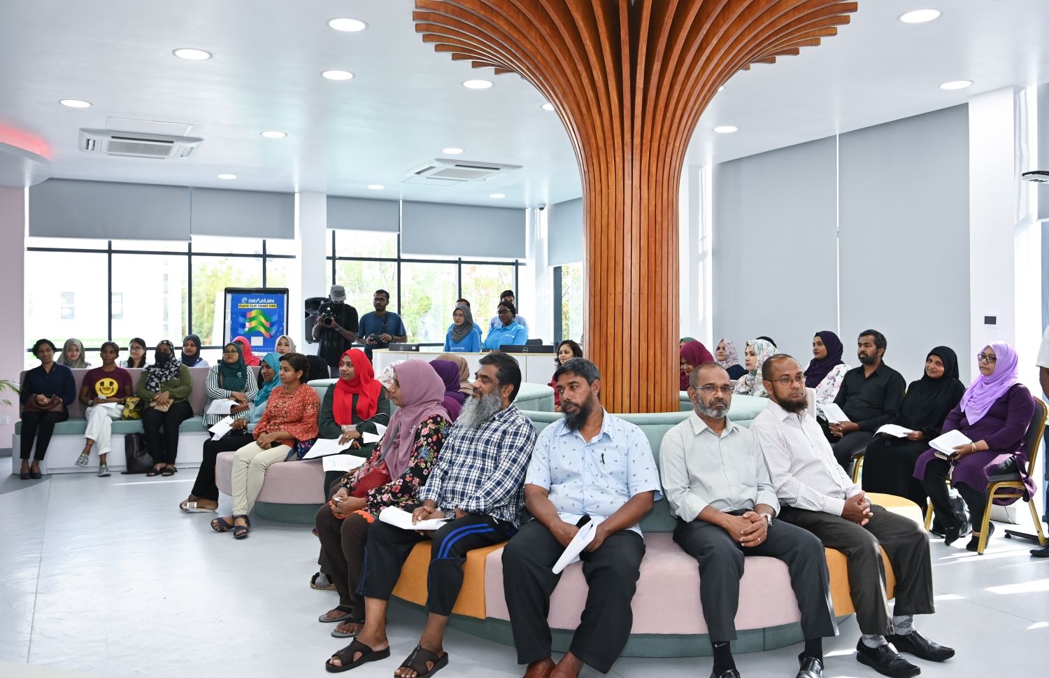 ޔުނިސެފާ ގުޅިގެން އެޑިއުކޭޝަން މިނިސްޓްރީން ޖޮއިންޓް ޕޮޒިޓިވް ޕޭރެންޓިން ޕްރޮގްރާމް ފެށުމަށް އިއްޔެ ހަވީރު ބޭއްވި ރަސްމިއްޔާތުގައި ބައިވެރިވި ބައެއް މީހުން.-- ފޮޓޯ: ރައީސް އޮފީސް