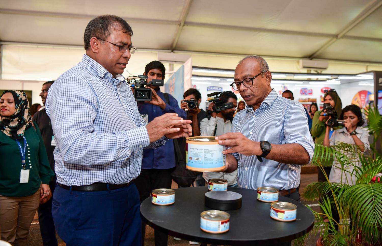 މި އަހަރުގެ އެފްއެންޑްބީ ޝޯ ގެ ތެރެއިން ބައެއް ސްޓޯލްތަކުގެ ތަކެތި މިނިސްޓަރު މައުސޫމް ބައްލަވާލައްވަނީ ---ފޮޓޯ: ފަޔާޒް މޫސާ / މިހާރު