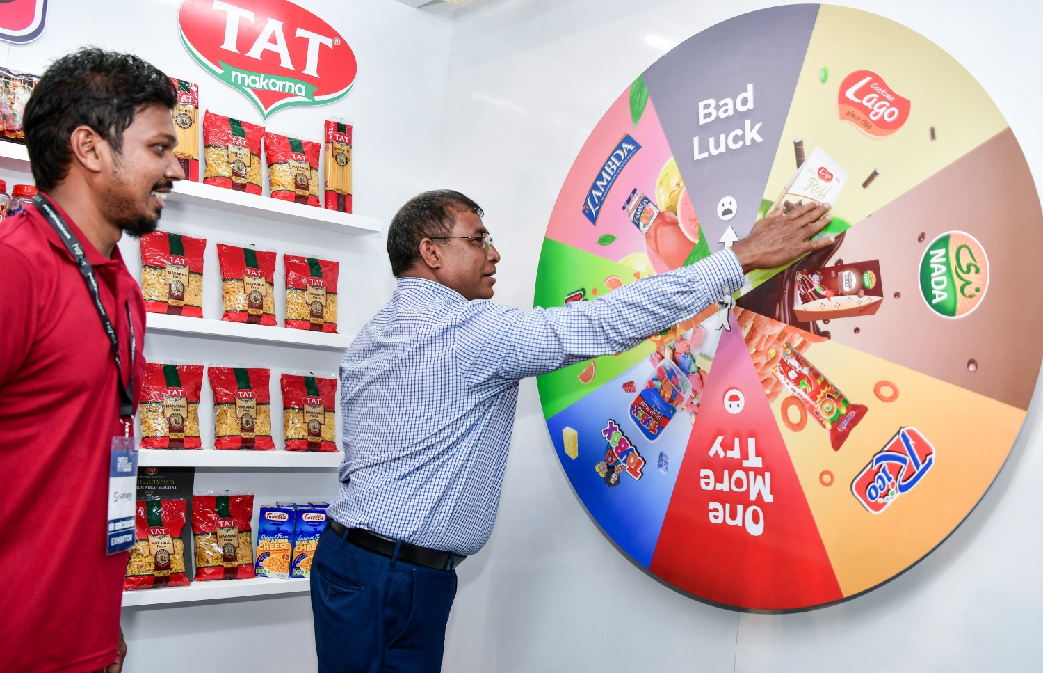 އެފްއެންޑްބީ ޝޯ ގެ ބައެއް ސްޓޯލުތަކުން ފާހަގަކުރެވުނު "ސްޕިން ދަ ވީލް" ނުވަތަ ބުރު އަނބުރައިން ހަދިޔާއެއް ހޯދުމުގެ ފުރުސަތު ލިބޭ ގޭމުގައި މިނިސްޓަރު މައުސޫމް ބައިވެރިވެވަޑައިގަންނަވަނީ ---ފޮޓޯ: ފަޔާޒް މޫސާ / މިހާރު