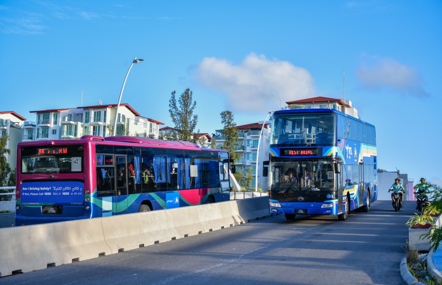 އާރުޓީއެލް ބަސްތަކުގެ ޓެސްޓް ދުއްވުންތަކެއް ހުޅުމާލެ އެކަކުން ހުޅުމާލެ ދެއަކަށް ކުރަނީ: އެ ބަސްތަކުގެ ހިދުމަތް މިހާރު ފަށާފައިވާއިރު، އޭގެ ސަބަބުން މާލެ-ހުޅުމާލޭގެ ދަތުރުދަތުރުގެ ނިޒާމަށް ލުޔެއް ލިބޭނެ ކަމަށް އެމްޓީސީސީން ބުނޭ.---ފޮޓޯ: ފަޔާޒު މޫސާ| މިހާރު