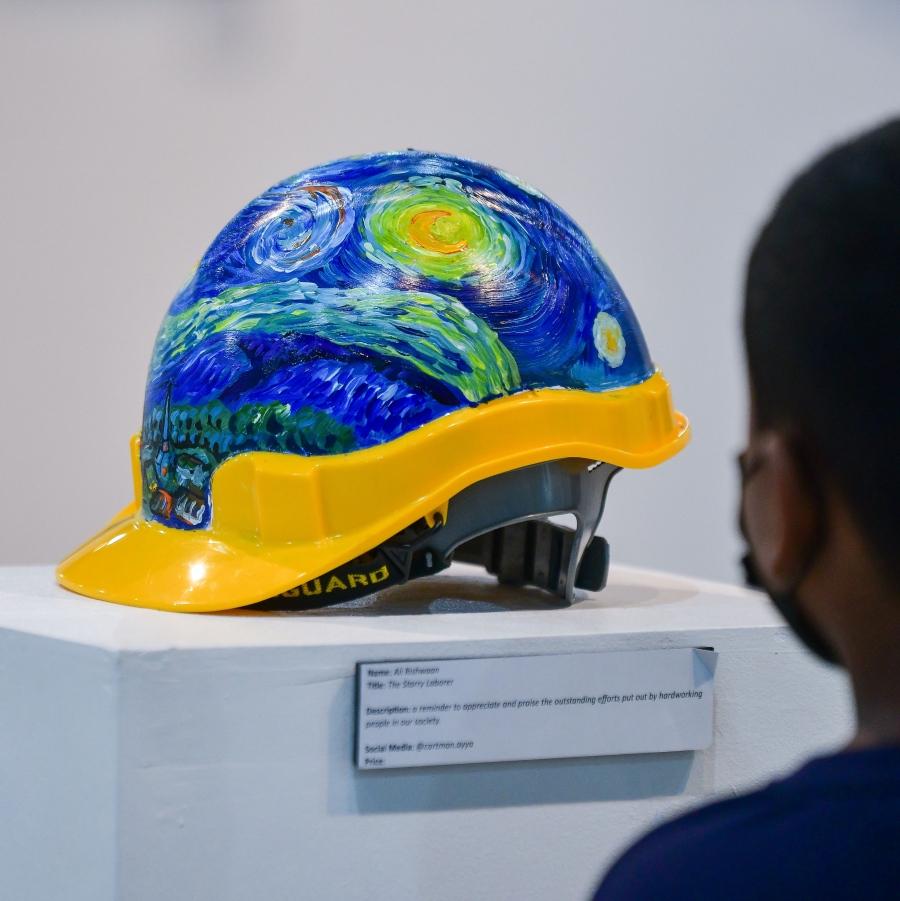 މިހާރު ނެޝަނަލް އާޓް ގެލެރީގައި ކުރިއަށްދާ އެގްޒިބިޝަންގައި ބަހައްޓާފައިވާ އާޓް ޕީސްއެއް ބަލަނީ --- ދޯ ފޮޓޯ : ފަޔާޒް މޫސާ