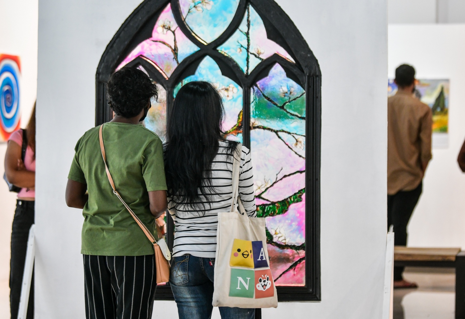 ނެޝަނަލް އާޓް ގެލެރީގައި ކުރިއަށްދާ އެގްޒިބިޝަނަށް ޒިޔާރަތްކުރި ބަޔަކު އާޓް ވޯކްތައް ބަލަނީ. --- ދޯ ފޮޓޯ : ފަޔާޒް މޫސާ