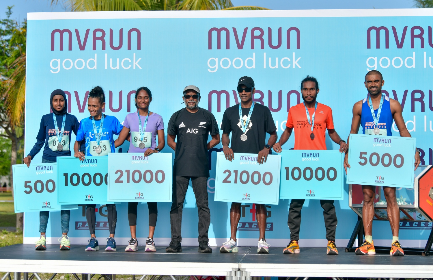 ޓީއެފްޖީ 10 ކިލޯމީޓަރު ދުވުމުގައި ވަނަވަނަ ހޯދި ދުވުންތެރިންނާއެކު ޑރ. ހުސައިން ހަލީމް (ކުޑަ ހުސެން) ފޮޓޯ އަކަށް ހުއްޓިލައިގެން --- ފޮޓޯ: ފަޔާޒު މޫސާ | މިހާރު