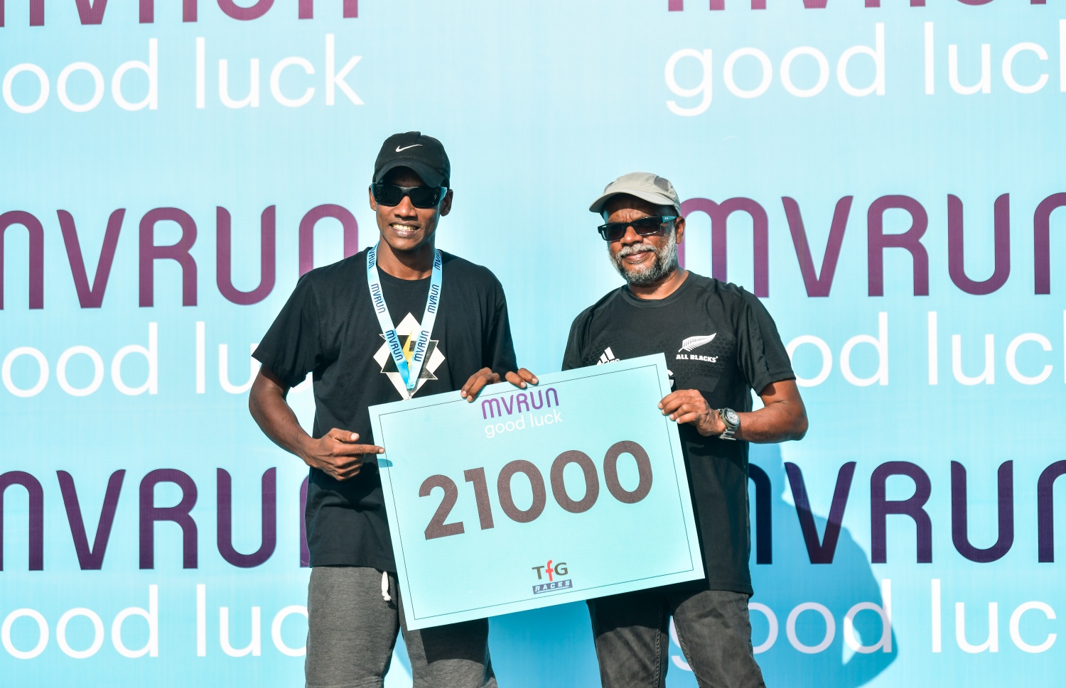 ޓީއެފްޖީ އެމްވީ ރަންގައި އެއްވަނަ ހޯދި ހުސައިން ޒަޒީލް ހާރޫން (ކ) އަށް ކުރީގެ އެއްވަނަ ދުވުންތެރިޔާ ޑރ. ހުސައިން ހަލީމް (ކުޑަ ހުސެން) ރަމްޒީ ޗެކް ހަވާލުކޮށް ދެއްވަނީ --- ފޮޓޯ: ފަޔާޒު މޫސާ | މިހާރު