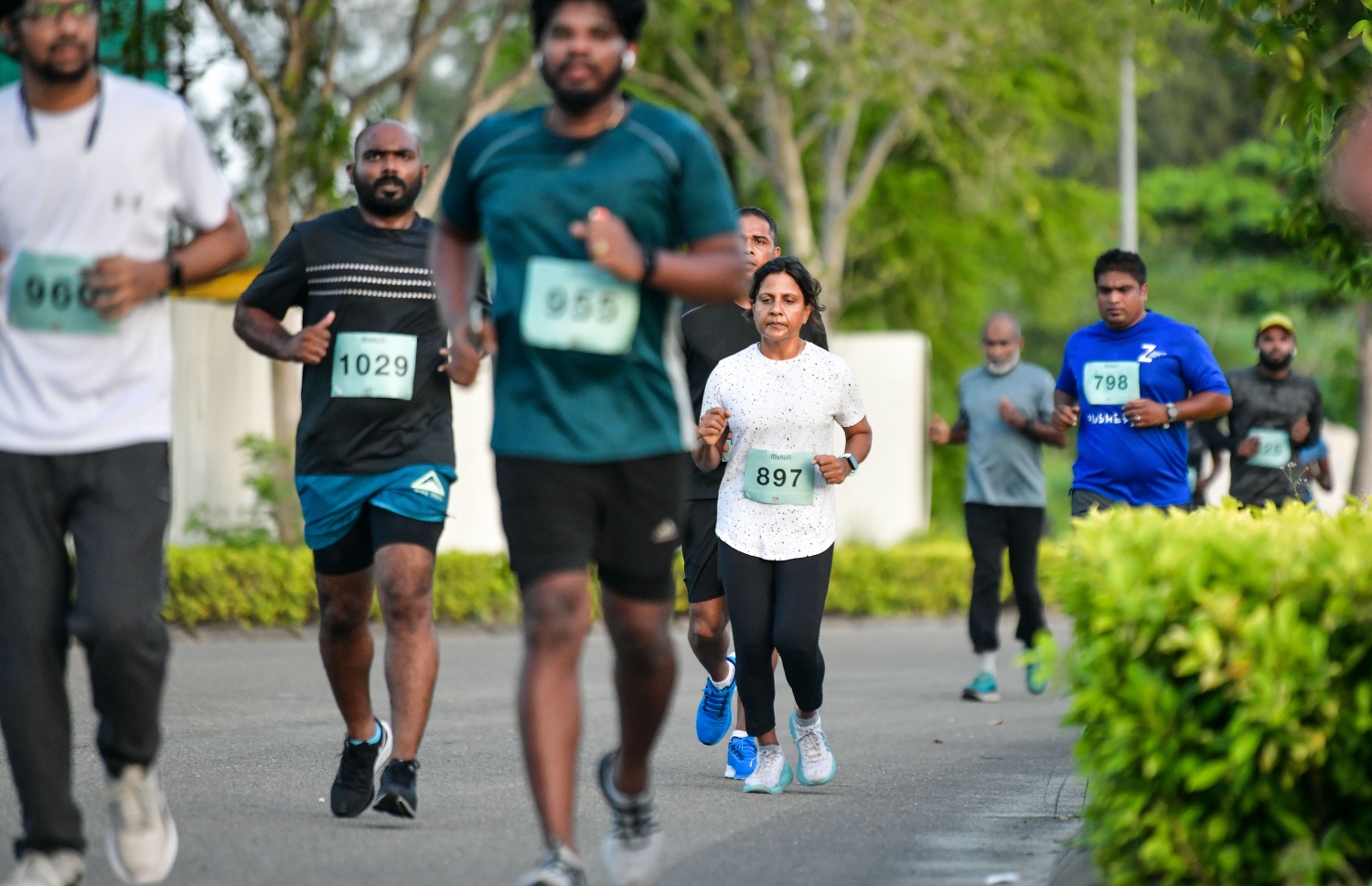 ހުޅުމާލޭ ސެންޓްރަލް ޕާކު ސަރަހައްދުގައި ފަޒްނާ ދުވެ ވަޑައިގަންނަވަނީ: އާންމުކޮށް ދުވުންތަކުގައި، އެކަމަނާ ބައިވެރިވެ ވަޑައިގަންނަވާ --- ފޮޓޯ: ފަޔާޒު މޫސާ | މިހާރު