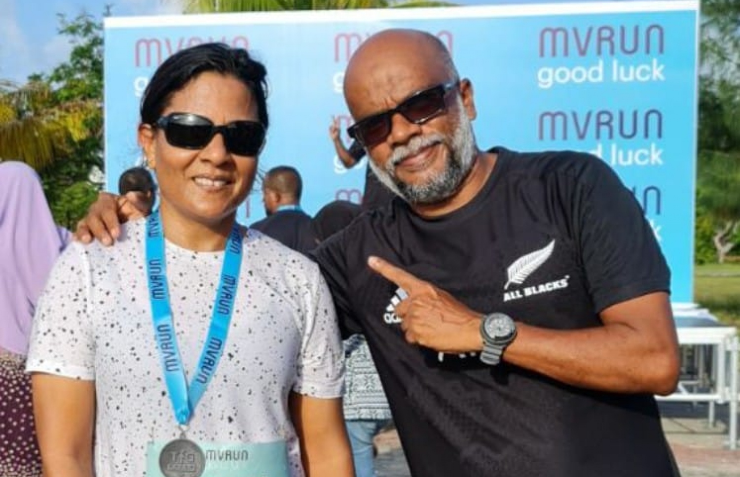 ފަސްޓް ލޭޑީ ފަޒްނާ (ވ) އާ އެކު ކުޑަ ހުސައިން ފޮޓޯ އަކަށް ހުއްޓިލައިގެން: ހުސައިން ބުނީ ދުވުންތަކުން ފަޒްނާ ފެނިވަޑައިގަތުމަކީ އާންމުނަށް ލިބޭ ހިތްވަރަކަށް ވާނެ ކަމަށް. --- ފޮޓޯ: ފަޔާޒު މޫސާ | މިހާރު