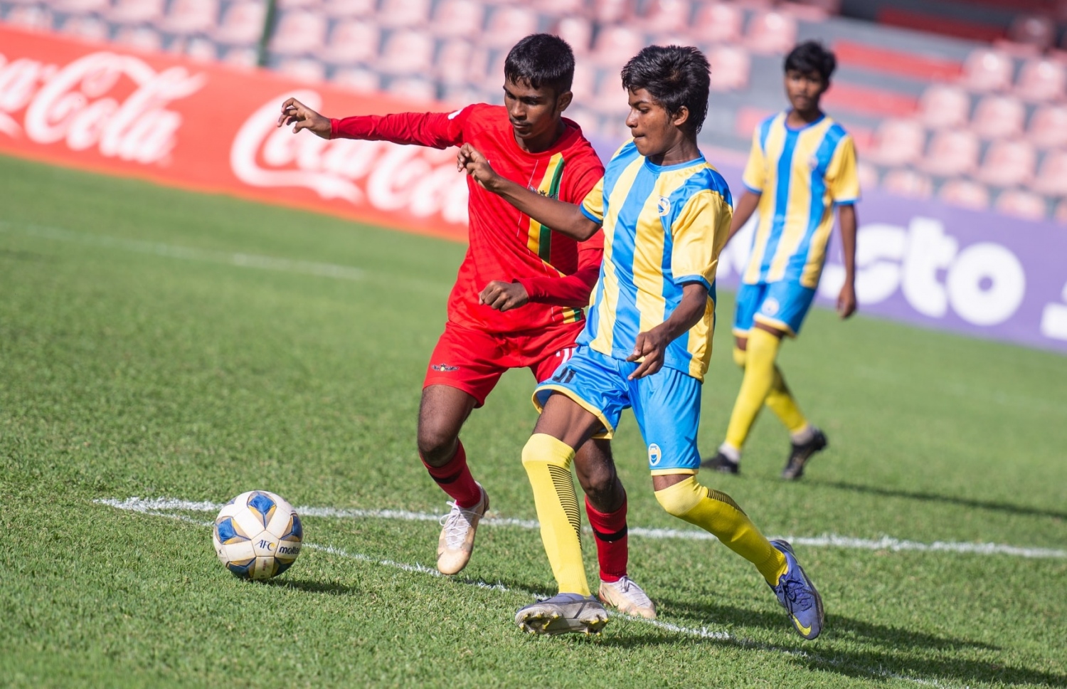 ވެލެންސިއާ އާއި ދަ ގްރާންޑޭގެ 16 އަހަރުން ދަށުގެ ޓީމް މިއަދު ހަވީރު ޔޫތު ޗެމްޕިއަންޝިޕުގައި ބައްދަލުކުރި މެޗުގެ ތެރެއިން.-- ފޮޓޯ: އެފްއޭއެމް