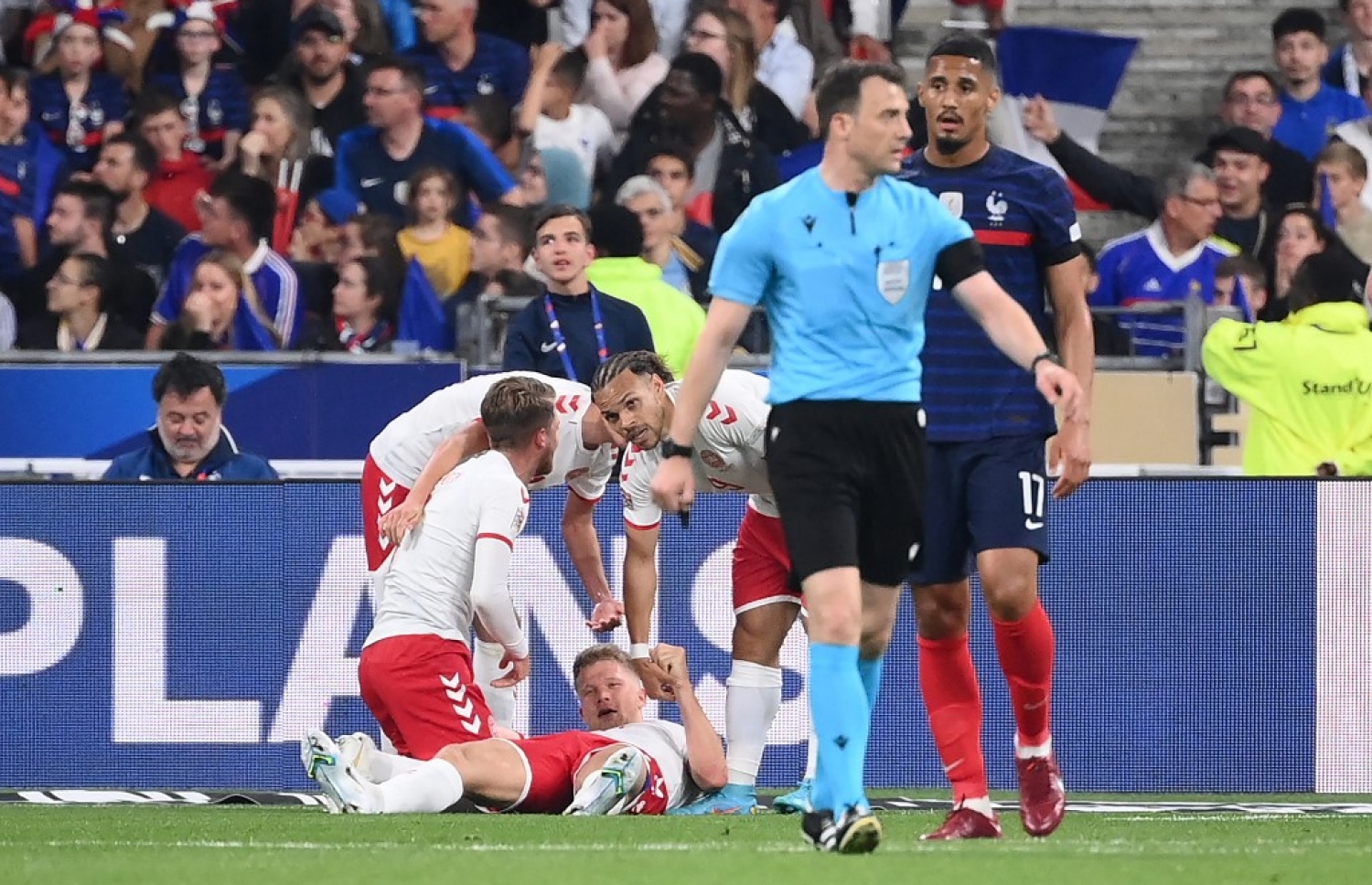 ޑެންމާކުގެ ކޯނޭލިއަސް (އޮށޯވެގެން) ފްރާންސް ކޮޅަށް ލަނޑު ޖެހުމަށް ފަހު ޓީމު ކުޅުންތެރިންނާ އެކު އުފާފާޅުކުރަނީ.-- ފޮޓޯ: އޭއެފްޕީ